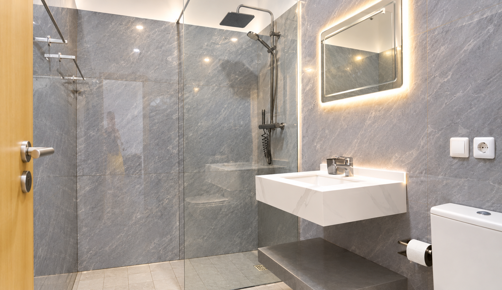 Modern bathroom com duche envidraçado e lavatório contemporâneo