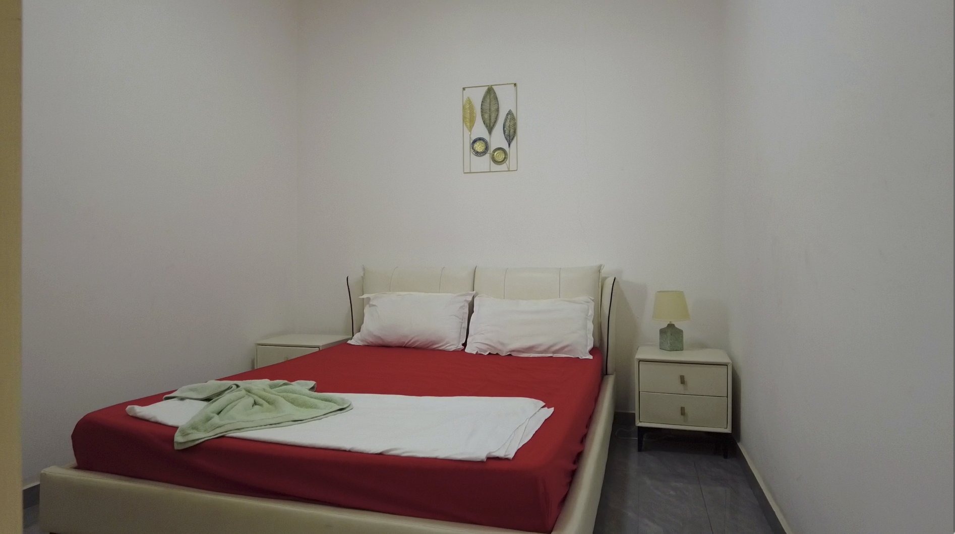 Quarto do Sal Rei Bliss com cama de casal e roupa de cama vermelha